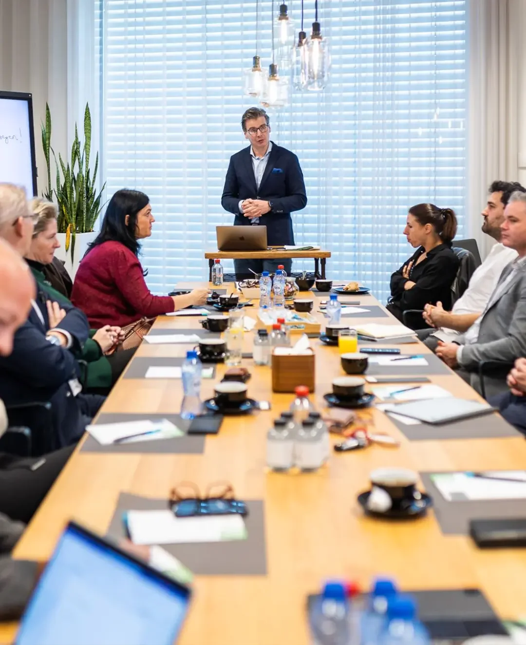 Hans Verboven leidt een strategiesessie met een directieteam